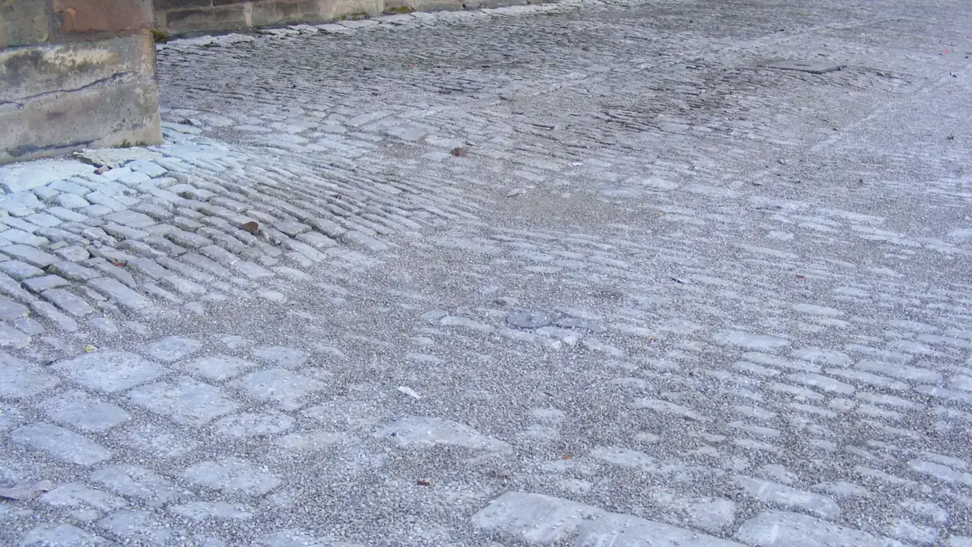 Neues Schloss in Bayreuth mit Kopfsteinpflaster