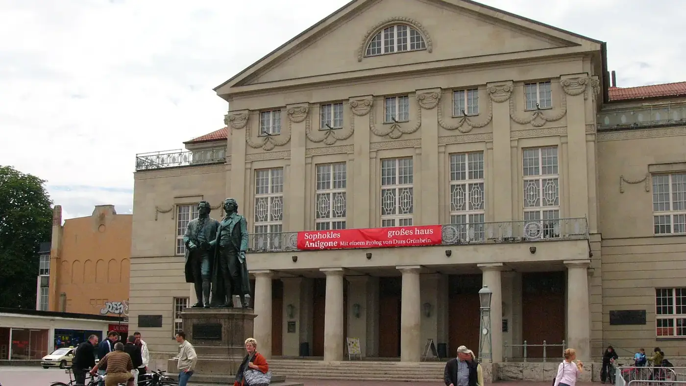 Goethe-und-Schiller-Denkmal vor dem Deutschen Nationaltheater in Weimar