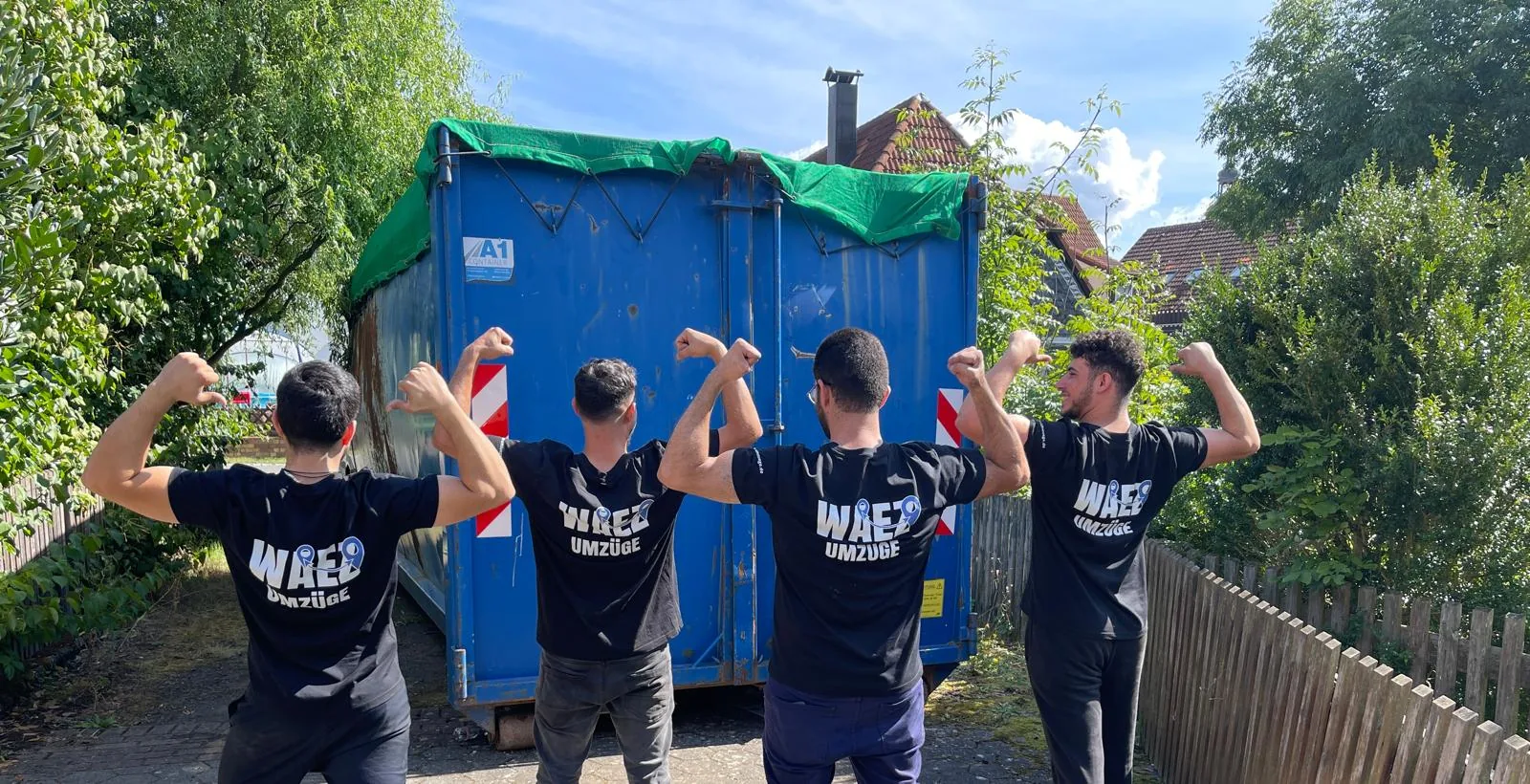 WAEZ Umzüge Team vor dem Entrümpelungscontainer – Entrümpelung Coburg