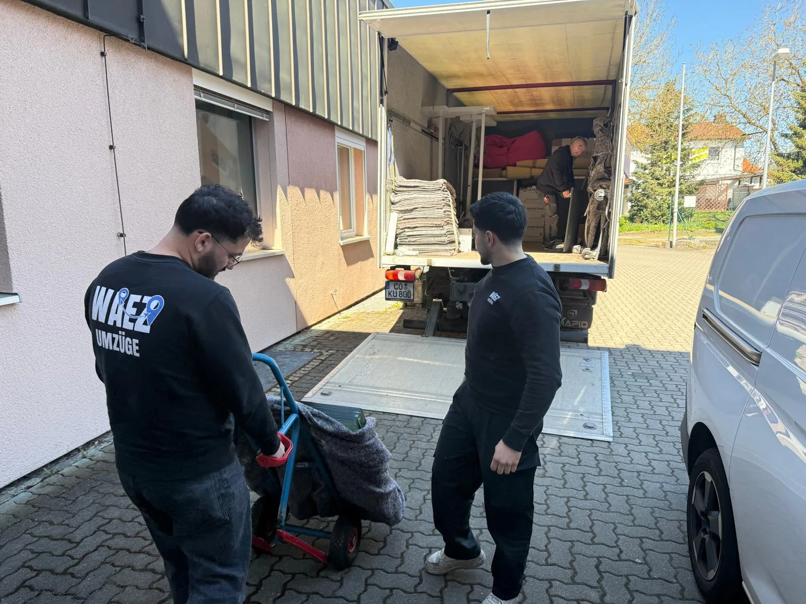 Firmenumzug Coburg – WAEZ Umzüge verlädt den Umzugs-LKW