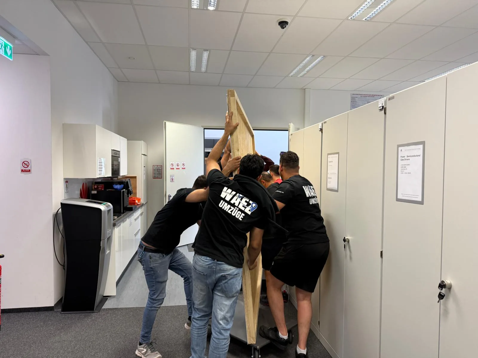 WAEZ Umzüge Team beim Büroumzug – Firmenumzug Coburg