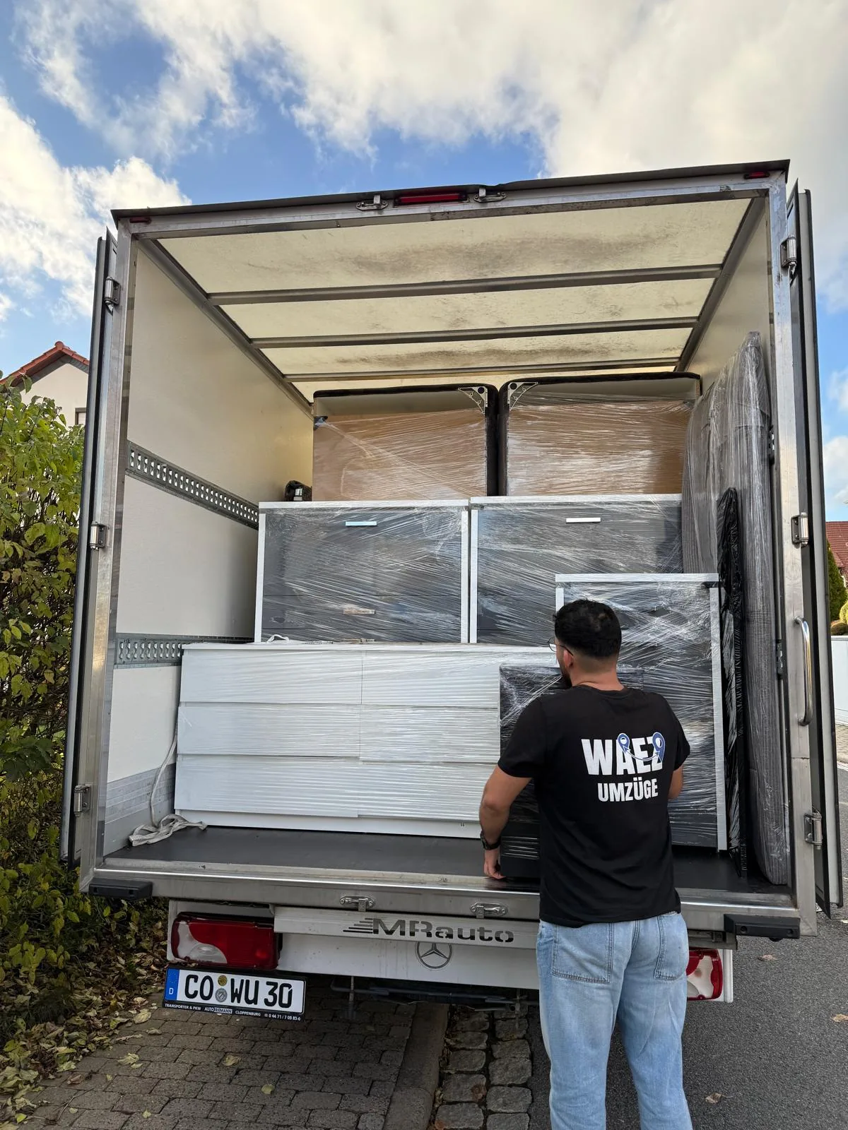 Büromöbel werden für den Firmenumzug verladen – WAEZ Umzüge Coburg