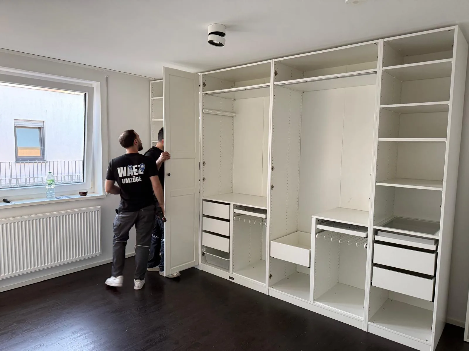 Waez Umzüge Team baut Kleiderschrank auf – Privatumzug Coburg