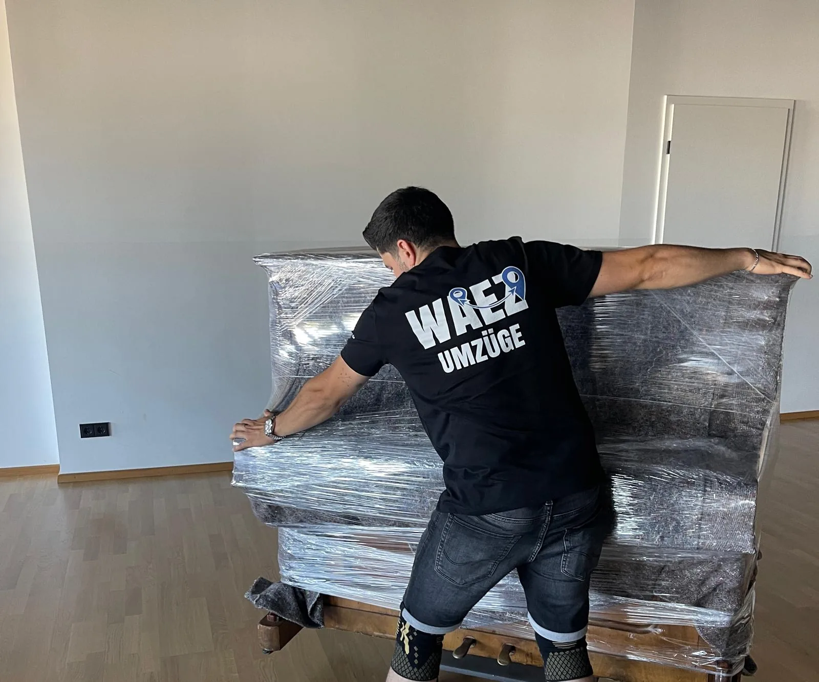 Klavierumzug – Waez Umzüge verpackt ein Klavier sicher in Coburg