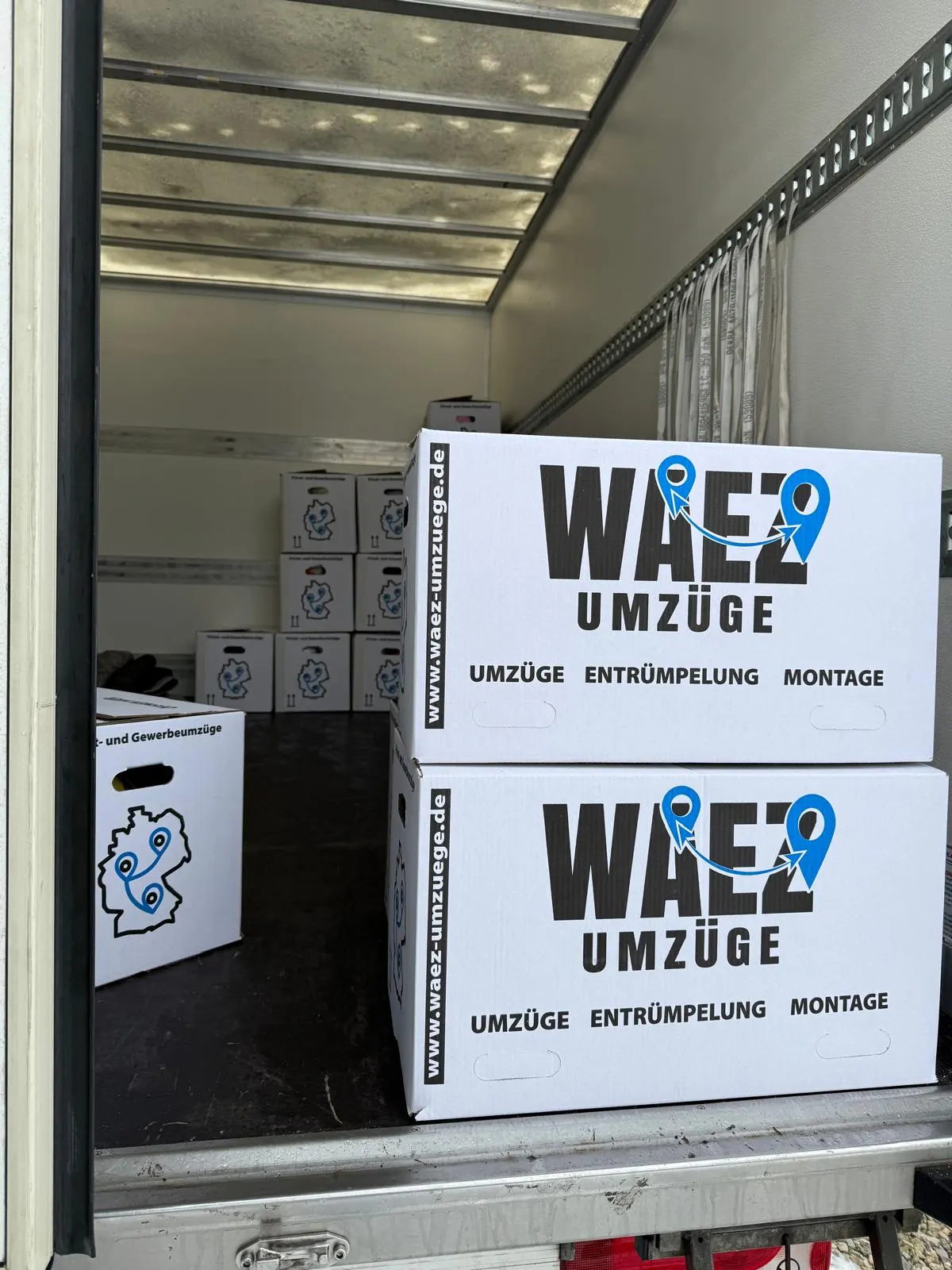 Umzugskartons von WAEZ Umzüge im Transporter